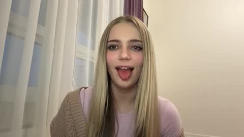 Snapshot of marielademopoulos chatting on March 1, 3:14 pm Sofia online show from March 1, 3:14 pm