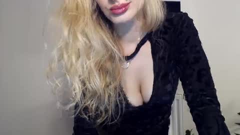 Snapshot of marilyndevilish chatting on December 16, 7:00 pm MarilynDevilish online show from December 16, 7:00 pm
