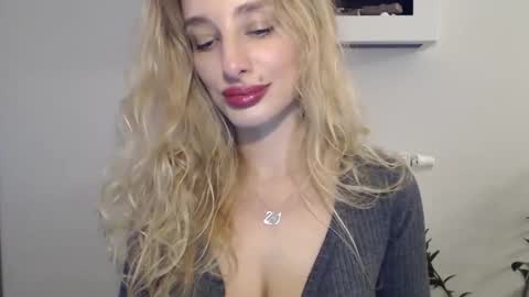 Snapshot of marilyndevilish chatting on December 19, 9:49 pm MarilynDevilish online show from December 19, 9:49 pm