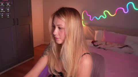 Snapshot of marisii chatting on April 15, 3:52 pm Mary online show from April 15, 3:52 pm