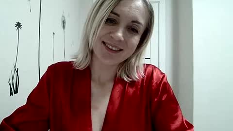 Snapshot of maryyemm chatting on December 8, 7:43 pm maryyemm online show from December 8, 7:43 pm