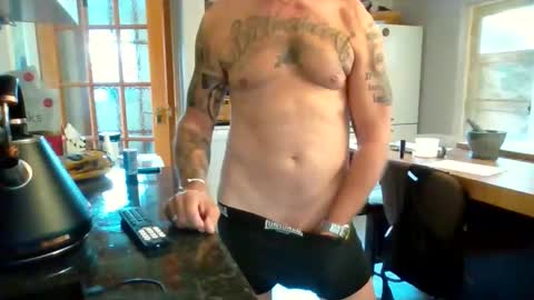 Snapshot of masked_masturbation_couple chatting on September 24, 2:42 pm Masked Masturbation Couple online show from September 24, 2:42 pm