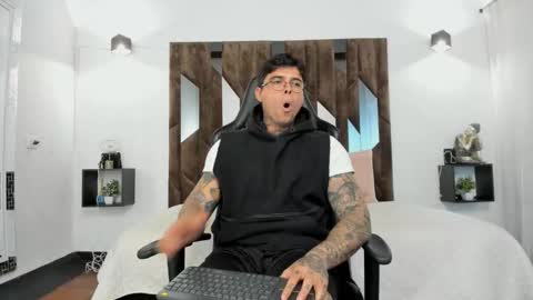 mateo_dilucajs1 online show from October 17, 10:23 pm