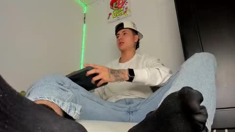 Snapshot of mateo_escobar chatting on January 17, 6:40 am mateo_escobar online show from January 17, 6:40 am