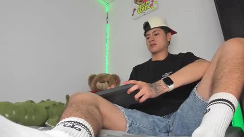 Snapshot of mateo_escobar chatting on February 13, 1:45 am mateo_escobar online show from February 13, 1:45 am