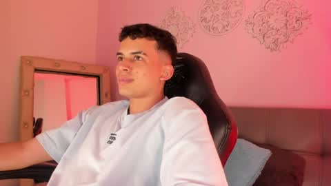 Snapshot of matheww_strong chatting on June 3, 9:20 pm matheww_strong online show from June 3, 9:20 pm