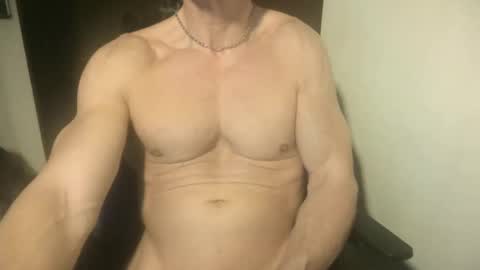 Snapshot of matiasmartin2030 chatting on May 21, 10:28 pm MatiasMatureMuscle online show from May 21, 10:28 pm