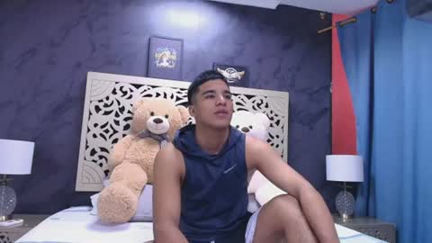 Snapshot of matteo_x_ chatting on August 3, 12:10 pm online show from August 3, 12:10 pm