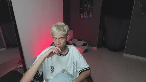 mattias     online show from March 4, 5:21 am