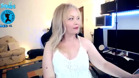 Snapshot of maturelynn chatting on November 10, 1:37 am Whitney Lynn online show from November 10, 1:37 am