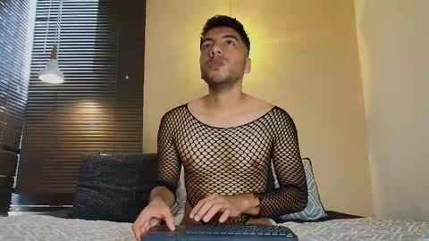 Snapshot of max_hornye chatting on February 25, 9:02 pm Max Hornye online show from February 25, 9:02 pm