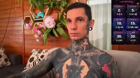 Snapshot of max_reaves chatting on December 8, 1:35 am    online show from December 8, 1:35 am