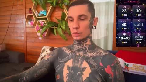 Snapshot of max_reaves chatting on December 26, 2:01 am    online show from December 26, 2:01 am