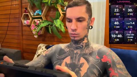 Snapshot of max_reaves chatting on December 28, 1:50 am    online show from December 28, 1:50 am