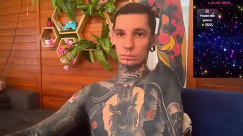 Snapshot of max_reaves chatting on January 9, 2:11 am    online show from January 9, 2:11 am