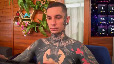 Snapshot of max_reaves chatting on January 17, 2:08 am    online show from January 17, 2:08 am
