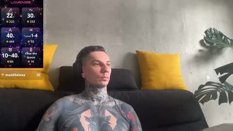 Snapshot of max_reaves chatting on October 12, 5:28 am    online show from October 12, 5:28 am