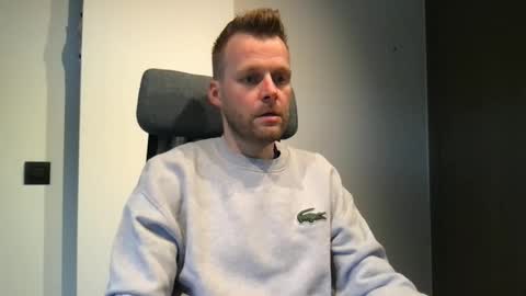 Snapshot of max_straight_1 chatting on February 10, 9:02 am Max take off clothes online show from February 10, 9:02 am