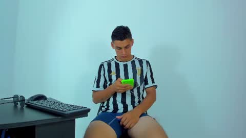 Snapshot of max_wild01 chatting on June 28, 5:02 am MAX online show from June 28, 5:02 am