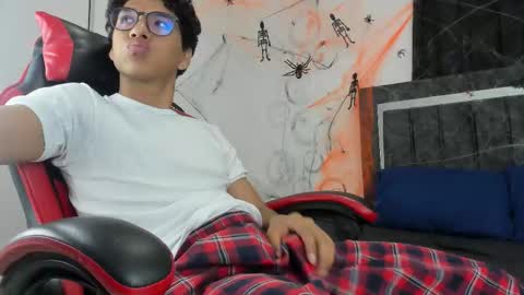 Snapshot of maximiliano_khalil chatting on October 28, 8:00 pm Maximiliano online show from October 28, 8:00 pm