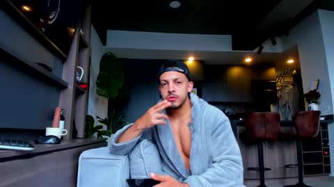 Snapshot of maximo_and_marcelo chatting on June 5, 12:11 pm maximo_and_marcelo online show from June 5, 12:11 pm