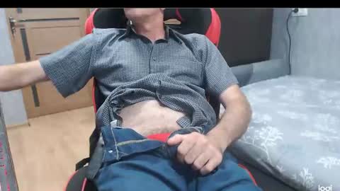 Snapshot of maximus3334 chatting on August 8, 8:33 pm maximus3334 online show from August 8, 8:33 pm