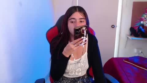 Snapshot of maxinesex_ chatting on November 19, 1:33 pm maxinesex_ online show from November 19, 1:33 pm