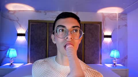 Snapshot of maxirogers chatting on December 12, 8:25 am Maxi Rogers online show from December 12, 8:25 am