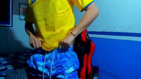 Snapshot of maxowens_oficial chatting on June 18, 8:03 am MAX online show from June 18, 8:03 am
