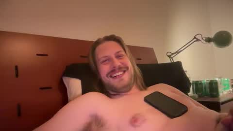 Snapshot of maxwatts95 chatting on November 6, 12:33 am Max Watts online show from November 6, 12:33 am