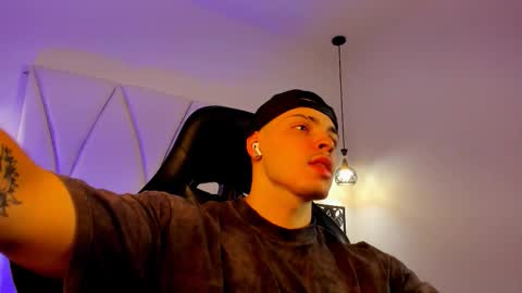 MAX online show from December 1, 7:30 pm