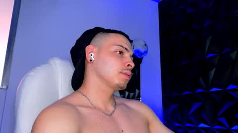 Snapshot of maxwell_dupont chatting on January 17, 11:19 pm MAX online show from January 17, 11:19 pm