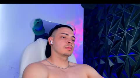 Snapshot of maxwell_dupont chatting on March 1, 8:00 pm MAX online show from March 1, 8:00 pm