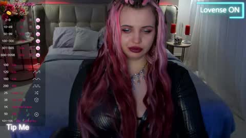 Snapshot of maya_mils chatting on March 11, 7:58 am Maya Mils online show from March 11, 7:58 am