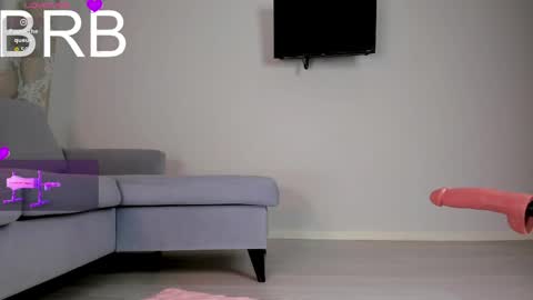 Mia online show from April 2, 4:48 pm