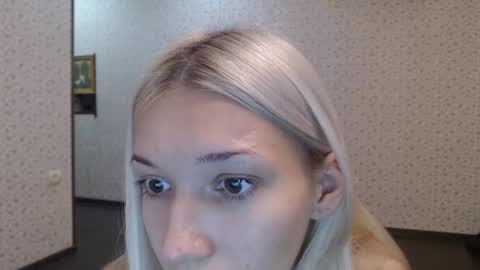 Snapshot of maybe_doll chatting on October 9, 6:17 pm maybe_doll online show from October 9, 6:17 pm