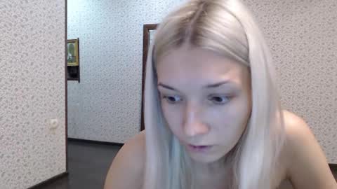 Snapshot of maybe_doll chatting on October 12, 7:02 pm maybe_doll online show from October 12, 7:02 pm