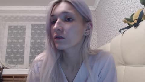 Snapshot of maybe_doll chatting on October 19, 9:04 pm maybe_doll online show from October 19, 9:04 pm