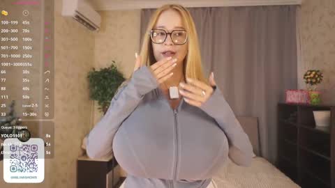 Snapshot of maybellebyone chatting on May 25, 6:36 pm Milina online show from May 25, 6:36 pm
