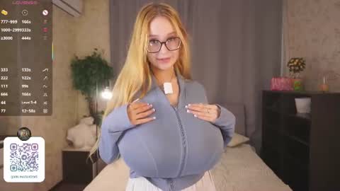Snapshot of maybellebyone chatting on June 19, 5:50 pm Milina online show from June 19, 5:50 pm
