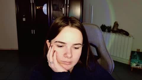 maybloom_ online show from January 7, 9:01 am