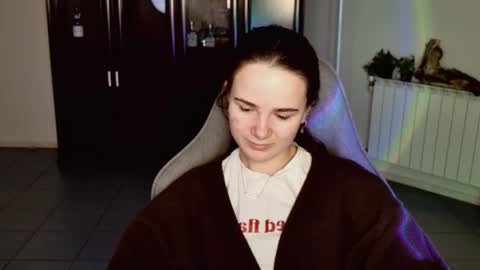 maybloom_ online show from January 8, 9:11 am