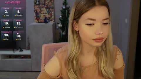 Snapshot of maymallorie chatting on November 15, 2:31 am may online show from November 15, 2:31 am