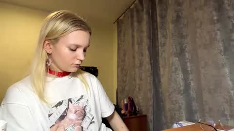 Snapshot of mayspagnolia chatting on March 21, 4:21 pm olivia online show from March 21, 4:21 pm