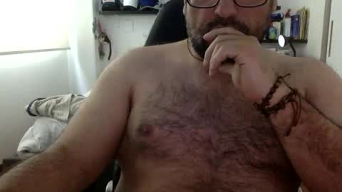 Snapshot of mbotve chatting on April 24, 6:54 pm VzlaMan online show from April 24, 6:54 pm