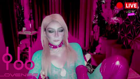 THE QUEEN ALPHA   Queen Medusa Prey online show from April 14, 8:48 pm