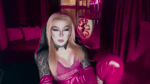 THE QUEEN ALPHA   Queen Medusa Prey online show from July 20, 10:39 am