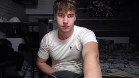 Snapshot of megamaxxxl chatting on December 2, 9:17 pm Max online show from December 2, 9:17 pm