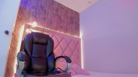 M E G A N online show from May 30, 6:49 pm