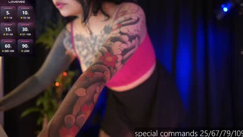 welcome guys   please  help me to reach 100 hands up Thanks  online show from December 29, 6:27 pm